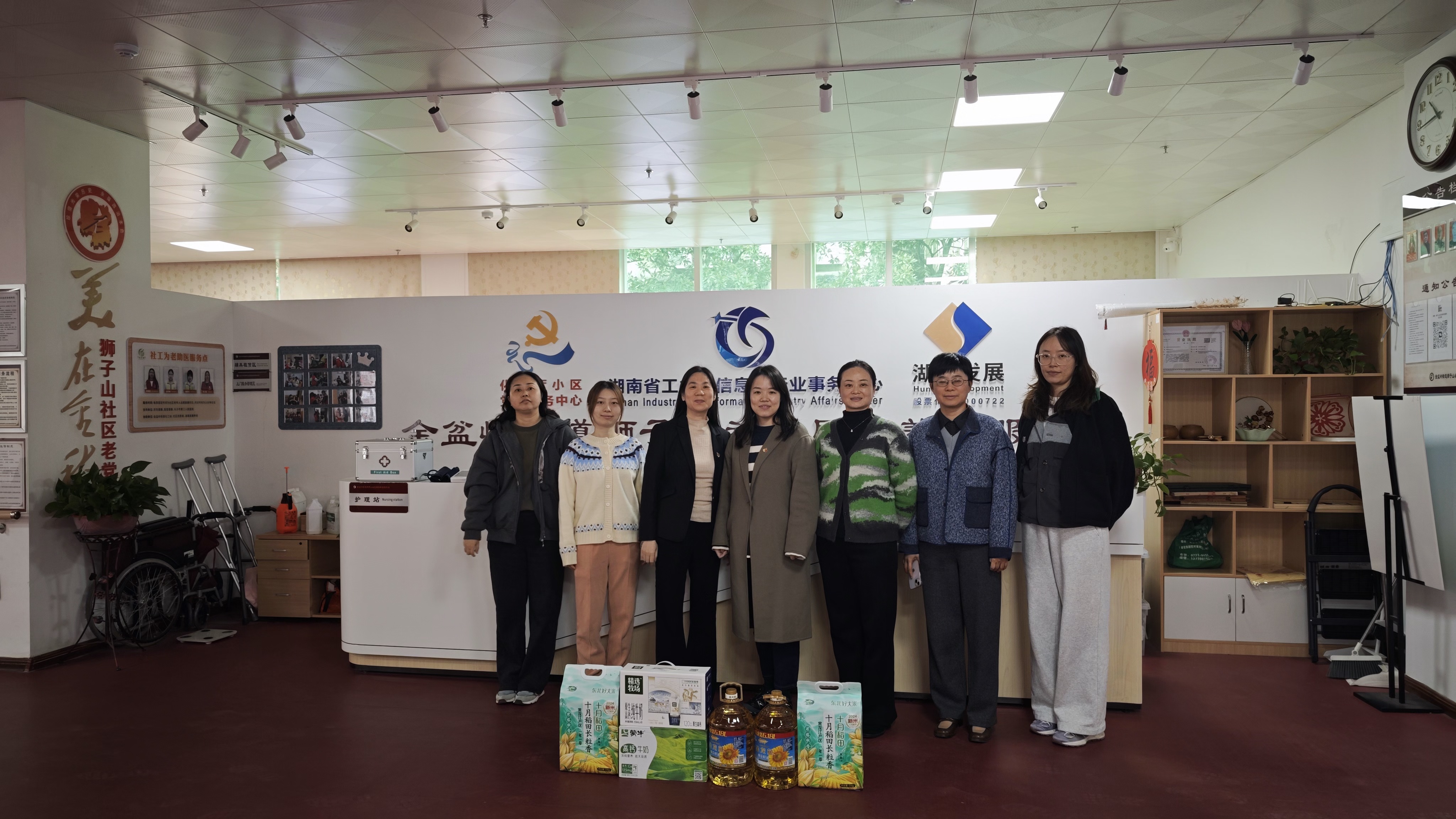 开云体育(中国)官方网站证券事务与资金财务党支部开展“关爱独居老人”志愿服务活动