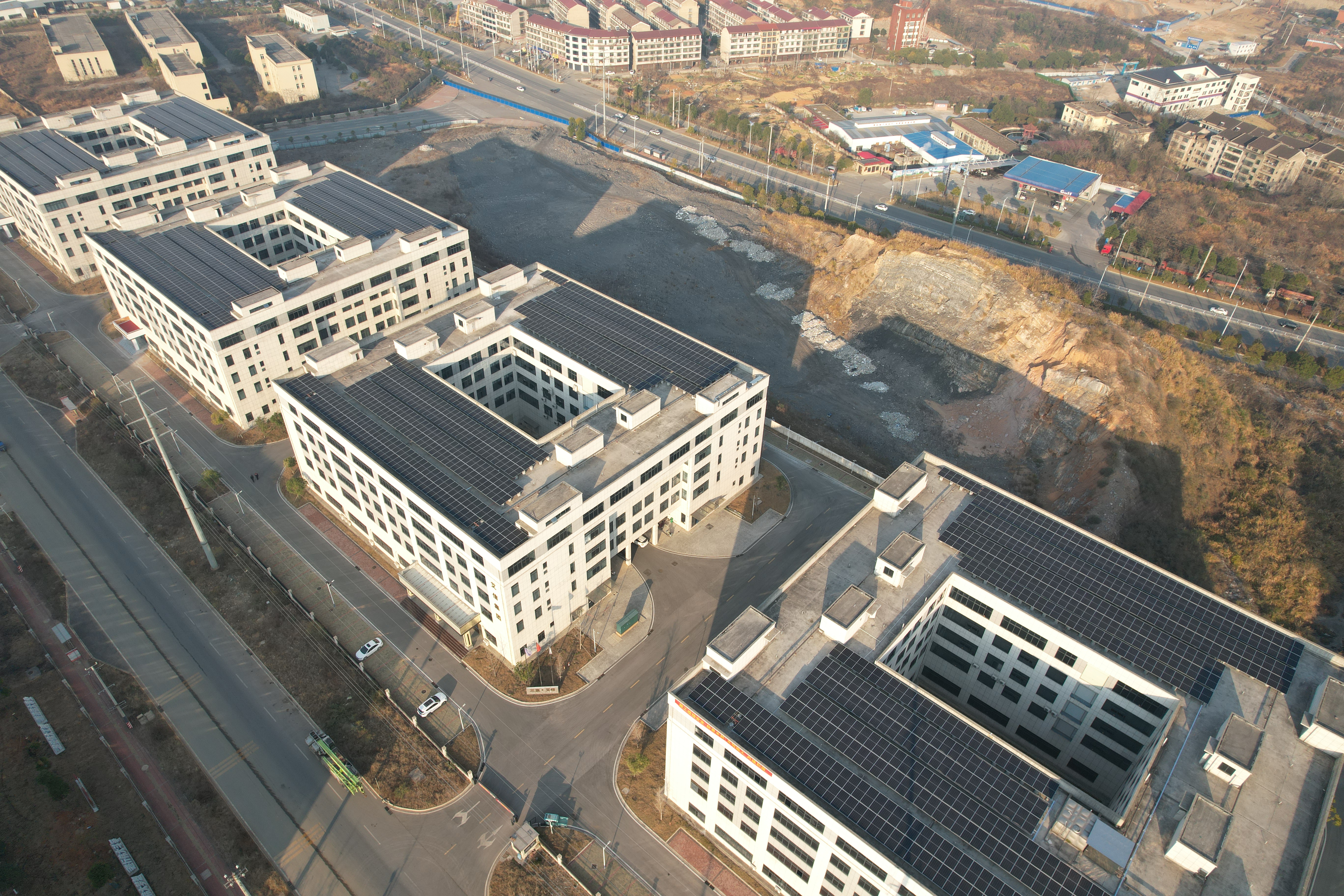 开云体育(中国)官方网站娄星产业开发区屋顶分布式光伏项目首批光伏方阵成功并网发电